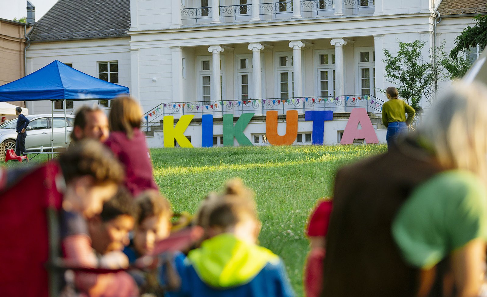 Der Schriftzug der KinderKulturTage ist vor dem Gesellschaftshaus im Magdeburger Klosterbergegarten aufgereiht.