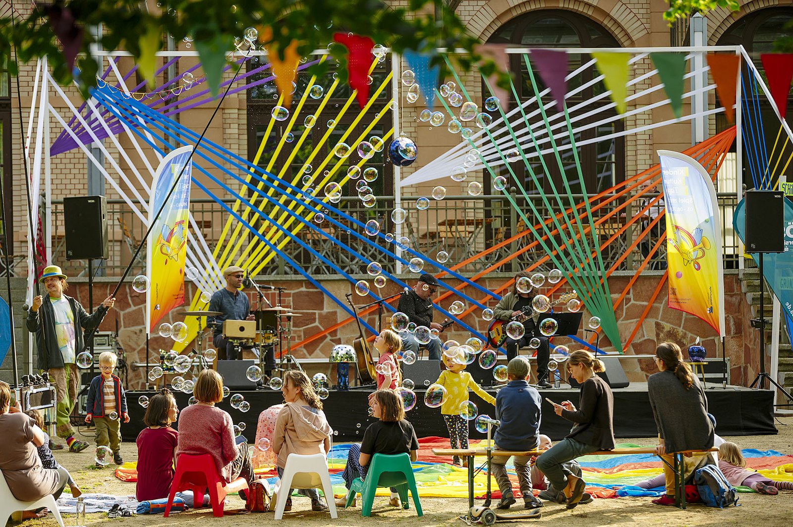 Musik und Seifenblasen sorgen bei den KinderKulturTagen für Stimmung. © Matthias Sasse