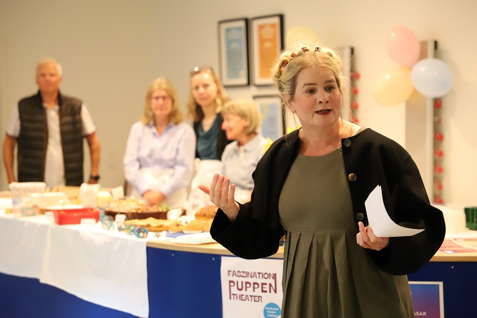 Intendantin Sabine Schramm (r.) stellt im Foyer des Puppentheaters die Spielzeit-Highlights vor / Foto: PTM