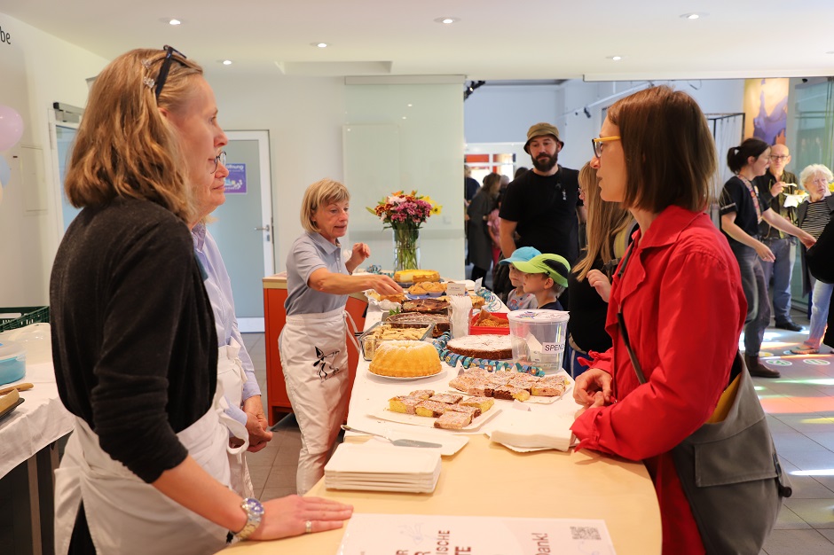 Der Förderverein Puppentheater Magdeburg e. V. sammelte mit einem Kuchenbasar Geld für einen guten Zweck / Foto: PTM