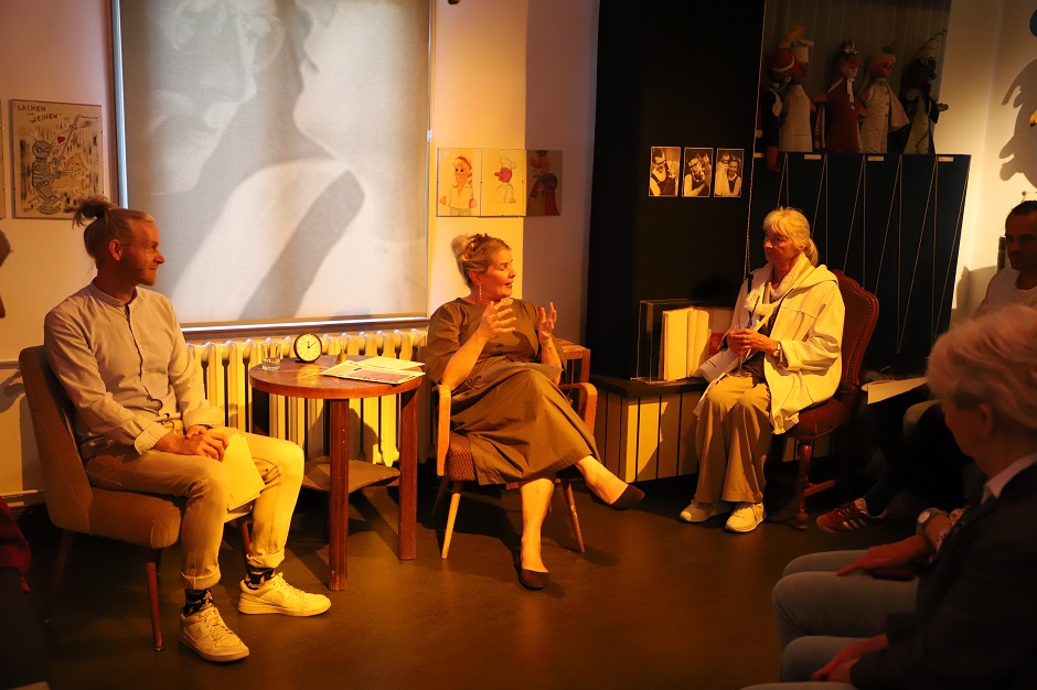 Intendantin Sabine Schramm (M.) und Chefdramaturg Moritz von Schurer (l.) stellten in der villa p. die Premieren 25/26 vor / Foto: PTM