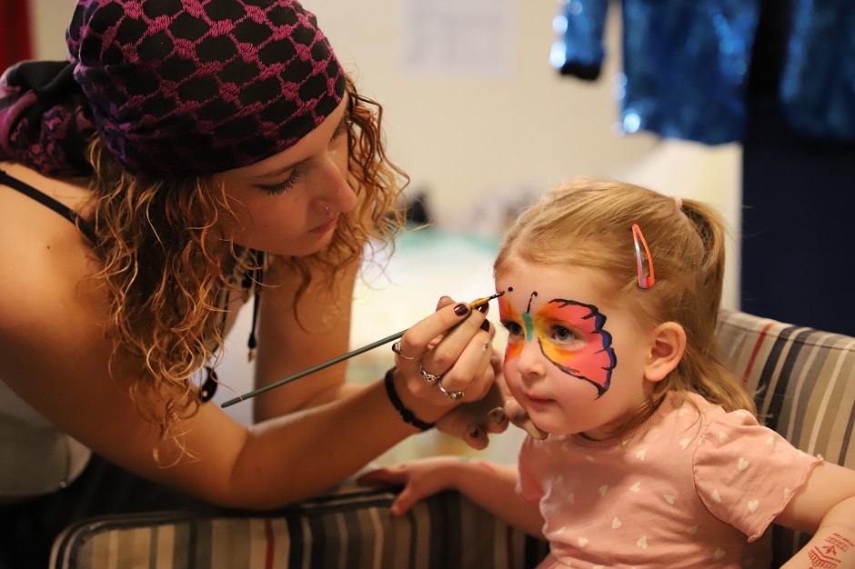 Beim Kinderschminken verwandelten unsere Maskenbildner*innen Kinder in Schmetterlinge und anderes Getier / Foto: PTM