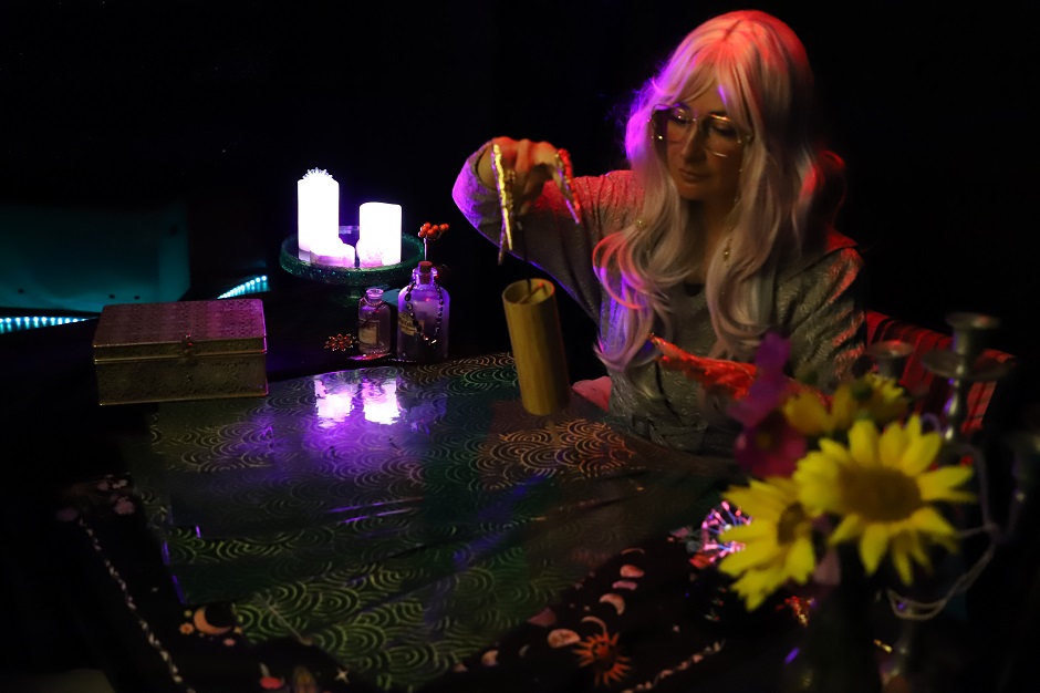 Andrang herrschte vor der Dunkelkammer, in der Wahrsagerin Luna Funkelfkix in die Zukunft schaute / Foto: PTM