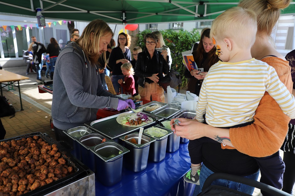Die Genoss*innen der Vöneria Magdeburg verwöhnten das Publikum im Hof mit vielen hausgemachten Leckereien / Foto: PTM
