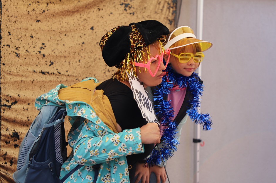 Für die mobile Photobob Fotobox im Hof hatte sich Groß und Klein lustig verkleidet / Foto: PTM