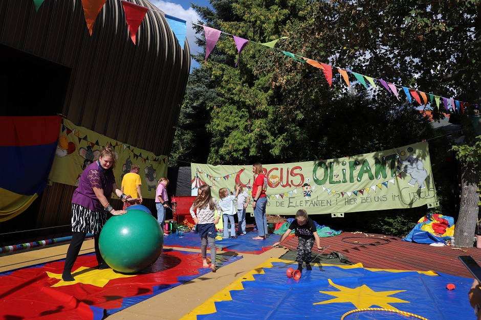 Der Mitmach-Zirkus mit Caro Curioso fand im Hof statt. Dabei versuchte sich Klein und Groß in Akrobatik und Geschicklichkeitsspielen / Foto: PTM