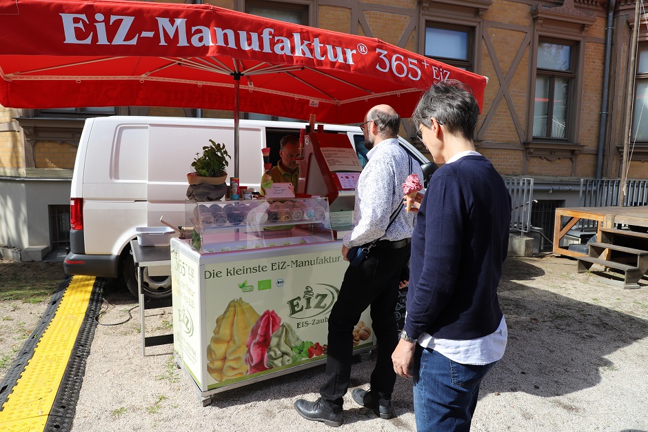 Im Hof stand die EiZ-Manufaktur, in der sich das Publikum ganz individuell in Sekunden sein Eis zubereiten lassen konnte / Foto: PTM