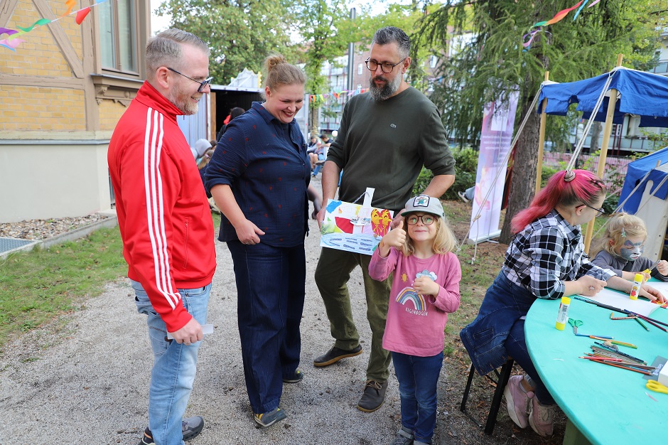 Ulrike Gehle (2. v. l.) und Jan Focke (3. v. l.) vom Team der Jugendkunstschule ließen die Kleinsten kreativ werden / Foto: PTM