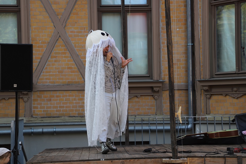 Beim Abschlusskonzert sang auf der Bühne das "unheimlich gruselige Gruselgespenst" ... / Foto: PTM