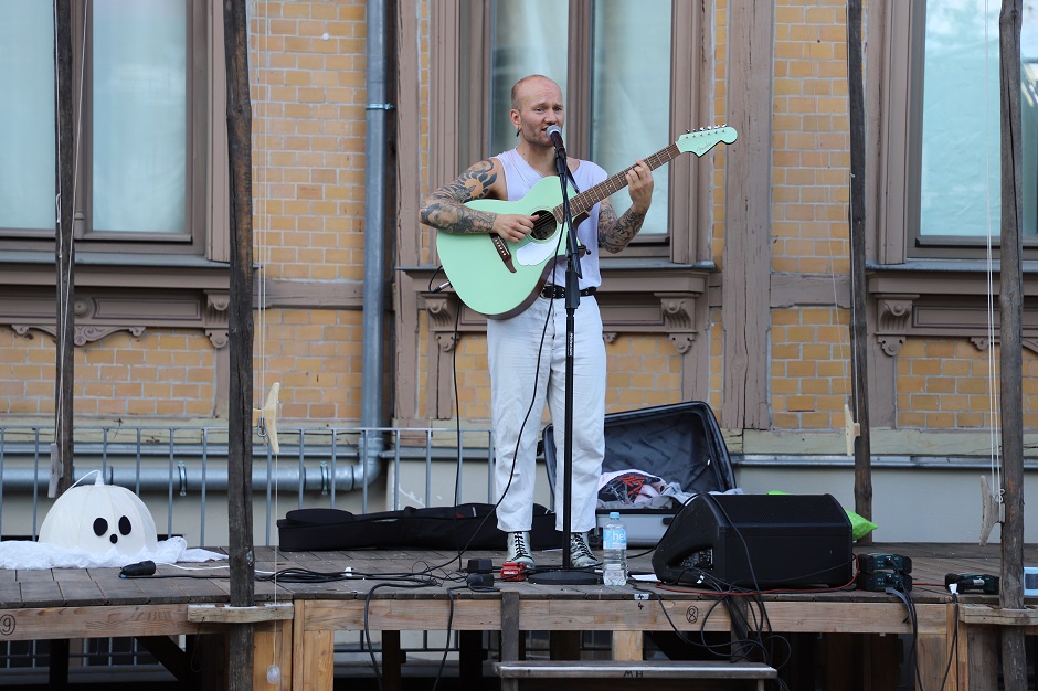 ... das sich glücklicherweise als Mensch alias Jan Preißler entpuppte und in Sing-Songwriter-Manier tolle Lieder sang / Foto: PTM