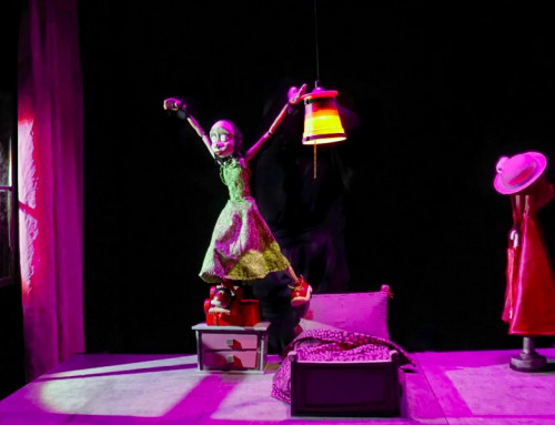 The Girl with the little Suitcase (dt.: Das Mädchen mit dem kleinen Koffer)