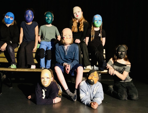 Theaterstück mit Bank
